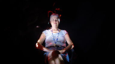 Klana auf Stuhl sitzend mit Lightpainting fotografiert
